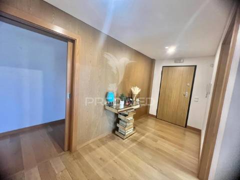 Apartamento t4 com 2 suites e parqueamento