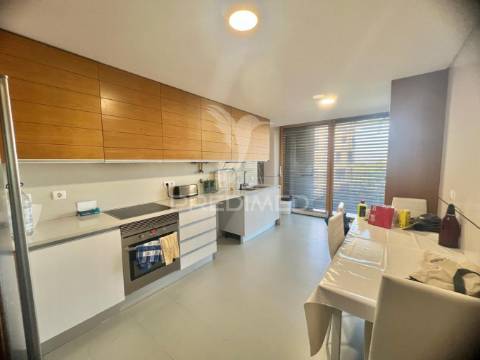 Apartamento t4 com 2 suites e parqueamento