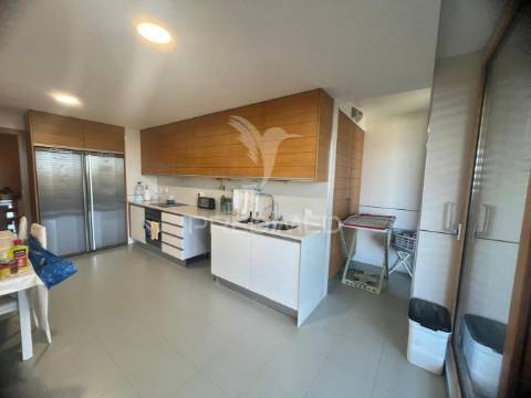 Apartamento t4 com 2 suites e parqueamento