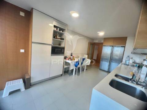 Apartamento t4 com 2 suites e parqueamento