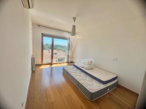 Apartamento t4 com 2 suites e parqueamento
