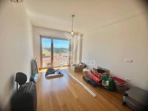 Apartamento t4 com 2 suites e parqueamento