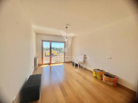 Apartamento t4 com 2 suites e parqueamento