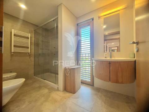 Apartamento t4 com 2 suites e parqueamento