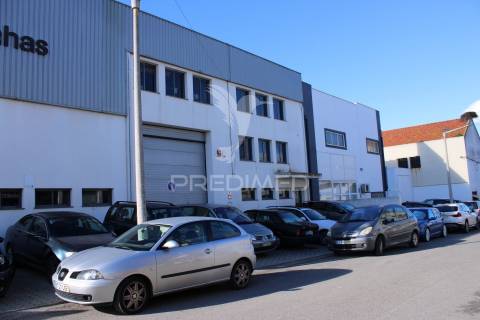 Armazém com escritórios e sala de reuniões – 832 m² | parchal