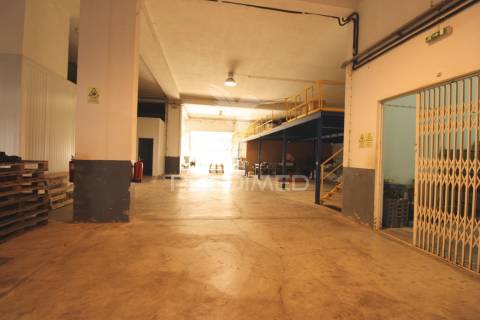 Armazém com escritórios e sala de reuniões – 832 m² | parchal