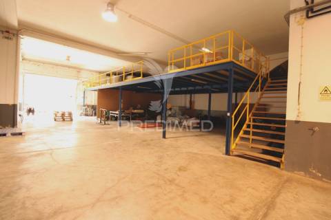 Armazém com escritórios e sala de reuniões – 832 m² | parchal