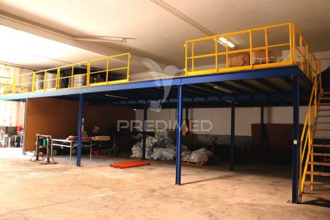 Armazém com escritórios e sala de reuniões – 832 m² | parchal