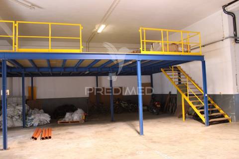 Armazém com escritórios e sala de reuniões – 832 m² | parchal