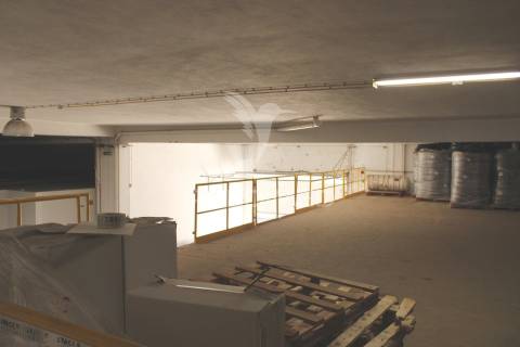 Armazém com escritórios e sala de reuniões – 832 m² | parchal