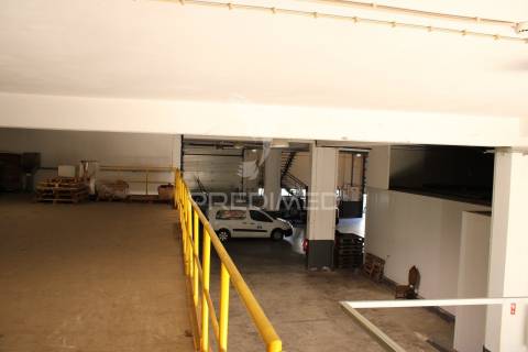 Armazém com escritórios e sala de reuniões – 832 m² | parchal