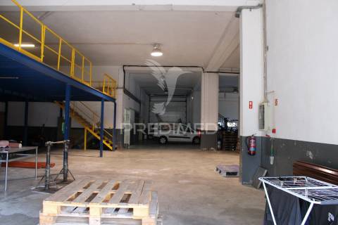 Armazém com escritórios e sala de reuniões – 832 m² | parchal