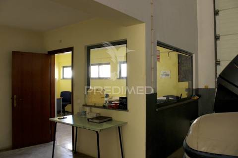Armazém com escritórios e sala de reuniões – 832 m² | parchal