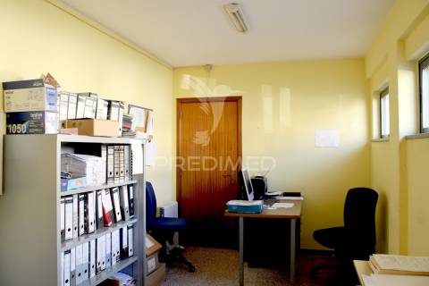 Armazém com escritórios e sala de reuniões – 832 m² | parchal