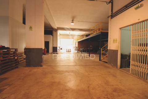 Armazém com escritórios e sala de reuniões – 832 m² | parchal