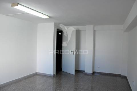 Armazém com escritórios e sala de reuniões – 832 m² | parchal