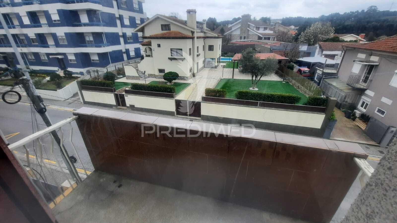 T2 renovado com boa exposição solar em gondomar