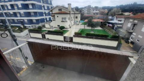 T2 renovado com boa exposição solar em gondomar