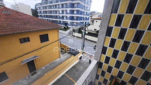 T2 renovado com boa exposição solar em gondomar