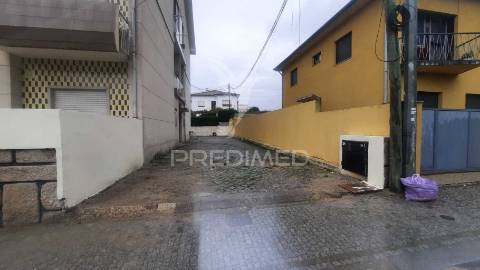 T2 renovado com boa exposição solar em gondomar