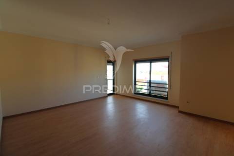 Duplex t3+2 com garagem em alcochete