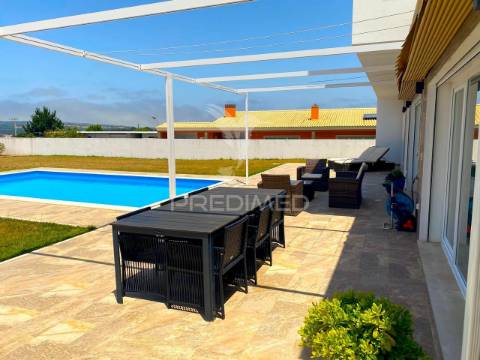 Moradia ecológica moderna com piscina, perto das caldas da rainha