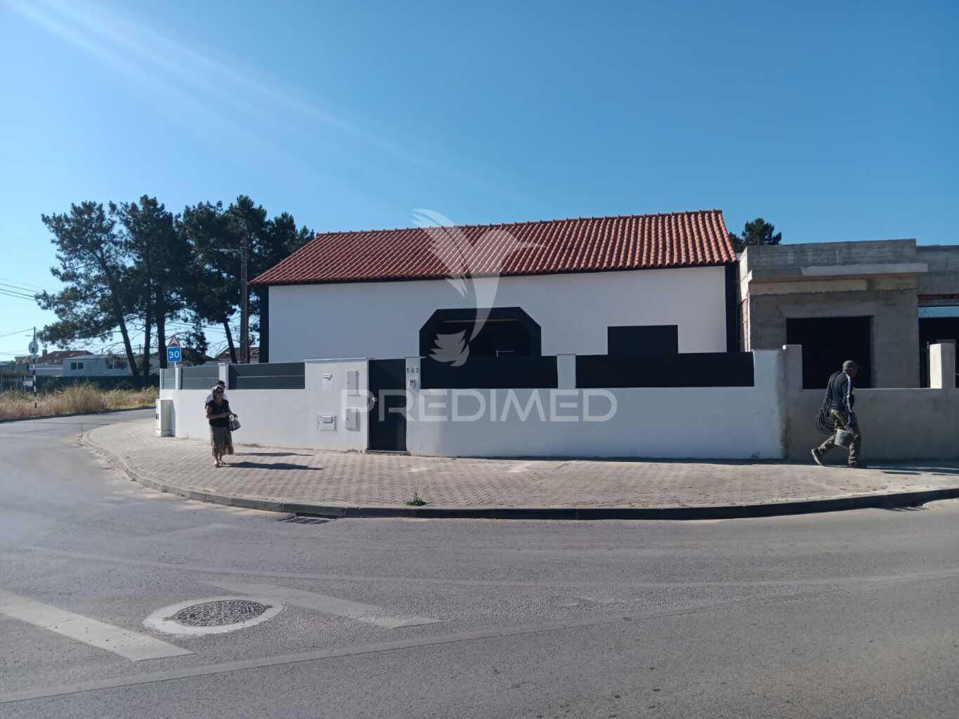 Moradia t4 com piscina e boa área exterior
