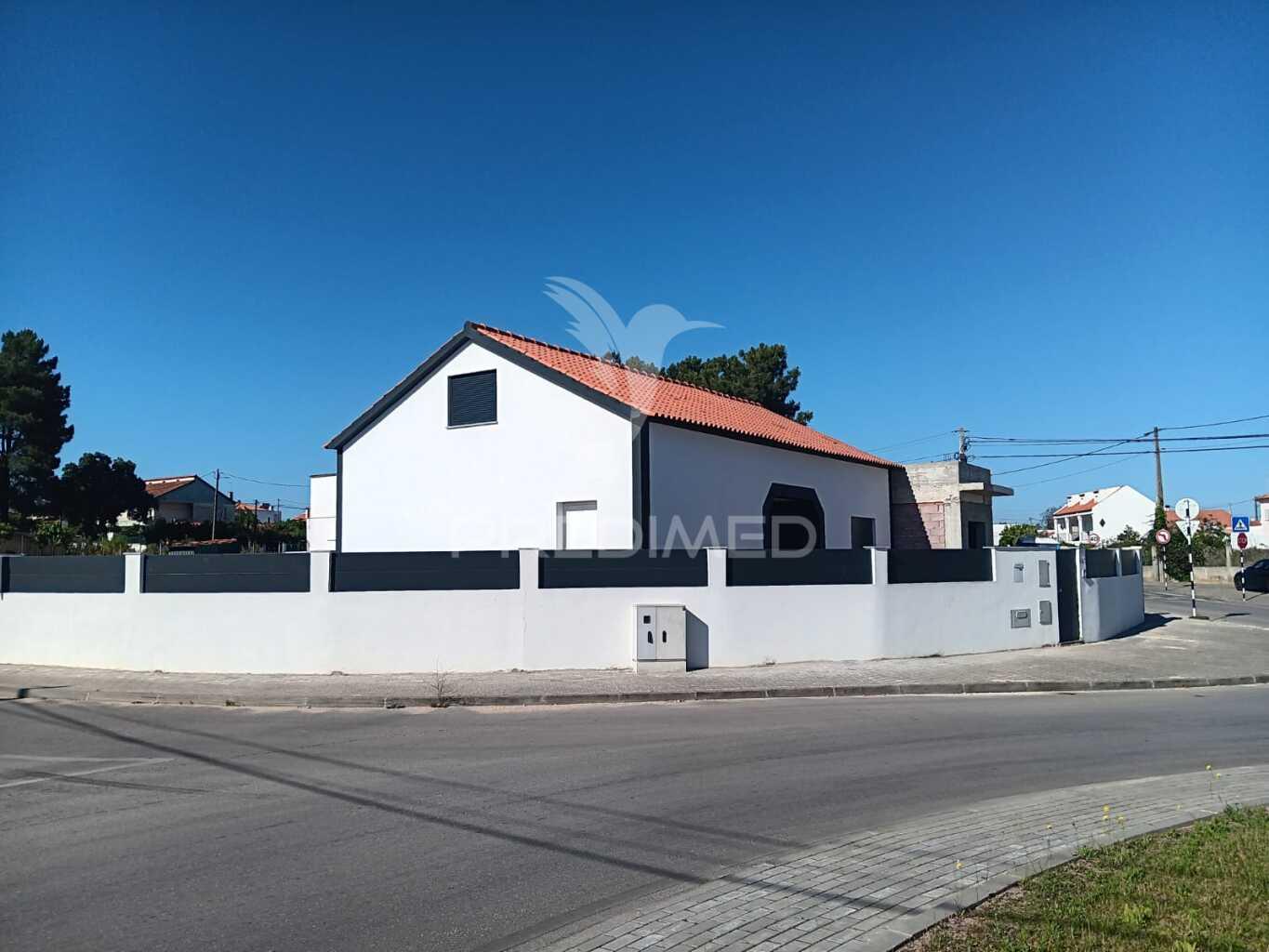 Moradia t4 com piscina e boa área exterior