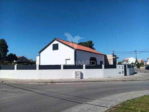 Moradia t4 com piscina e boa área exterior