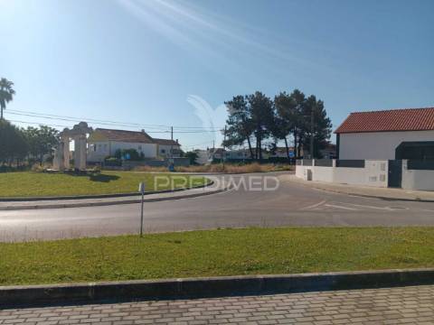 Moradia t4 com piscina e boa área exterior