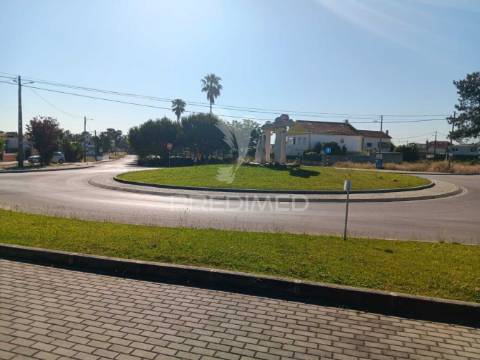 Moradia t4 com piscina e boa área exterior