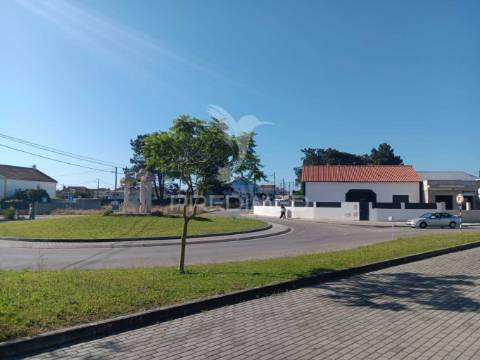Moradia t4 com piscina e boa área exterior