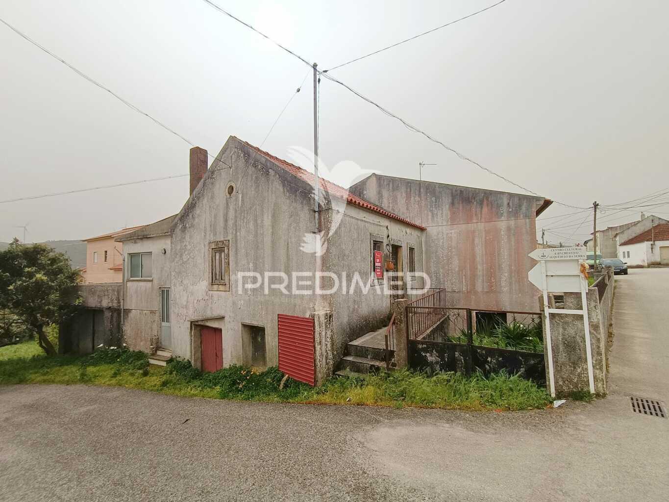 Moradia t2 para recontrução em alqueidão da serra.
