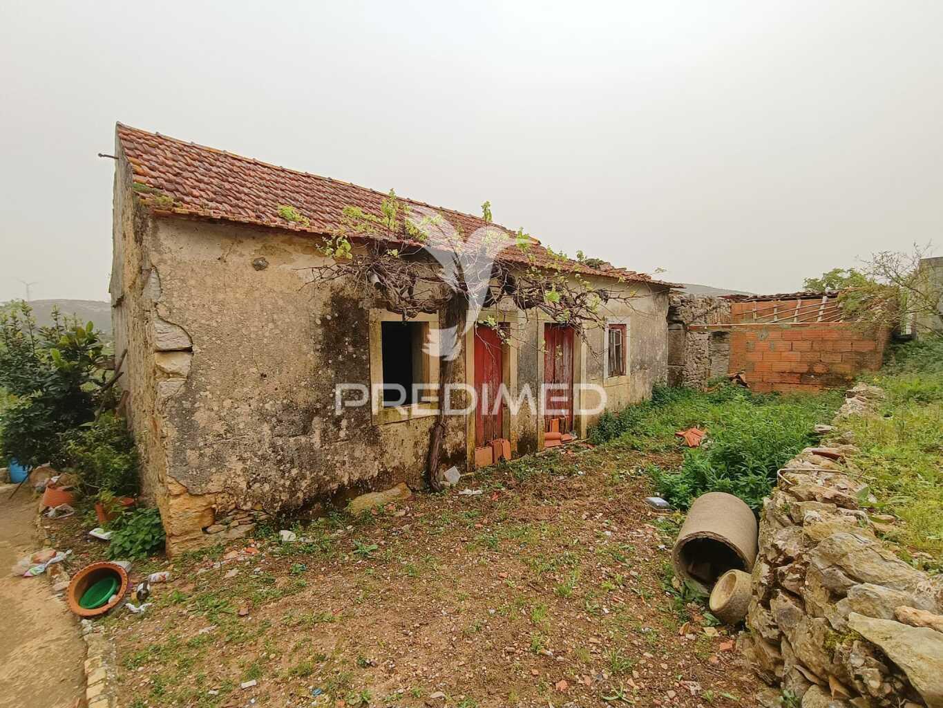 Ruina para reconstrução  em alqueidão da serra.