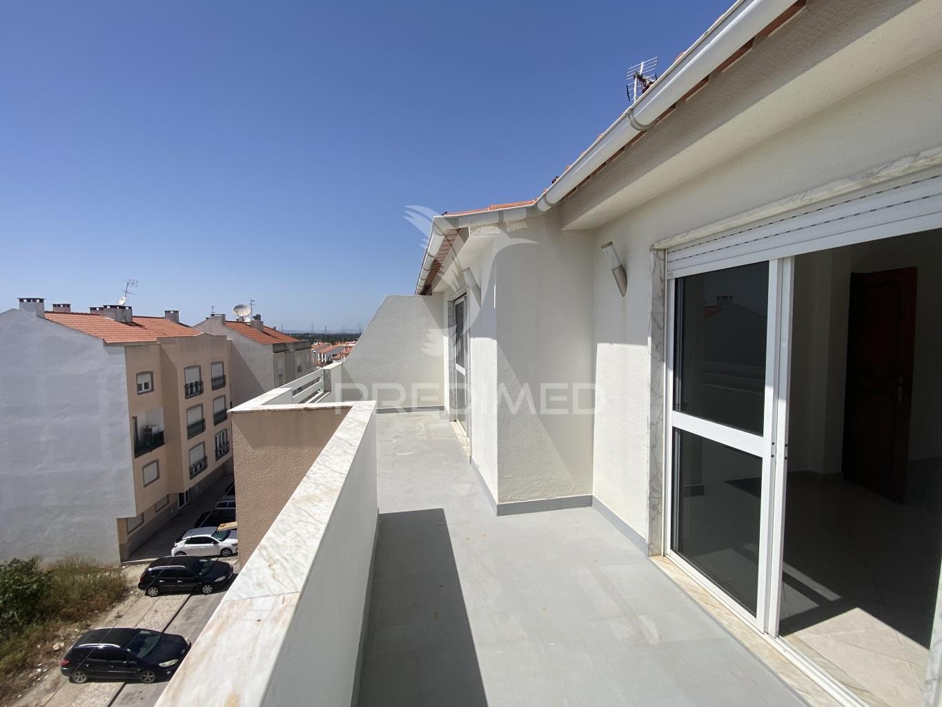 Excelente apartamento t4 duplex com terraço e vista serra – 3.º andar