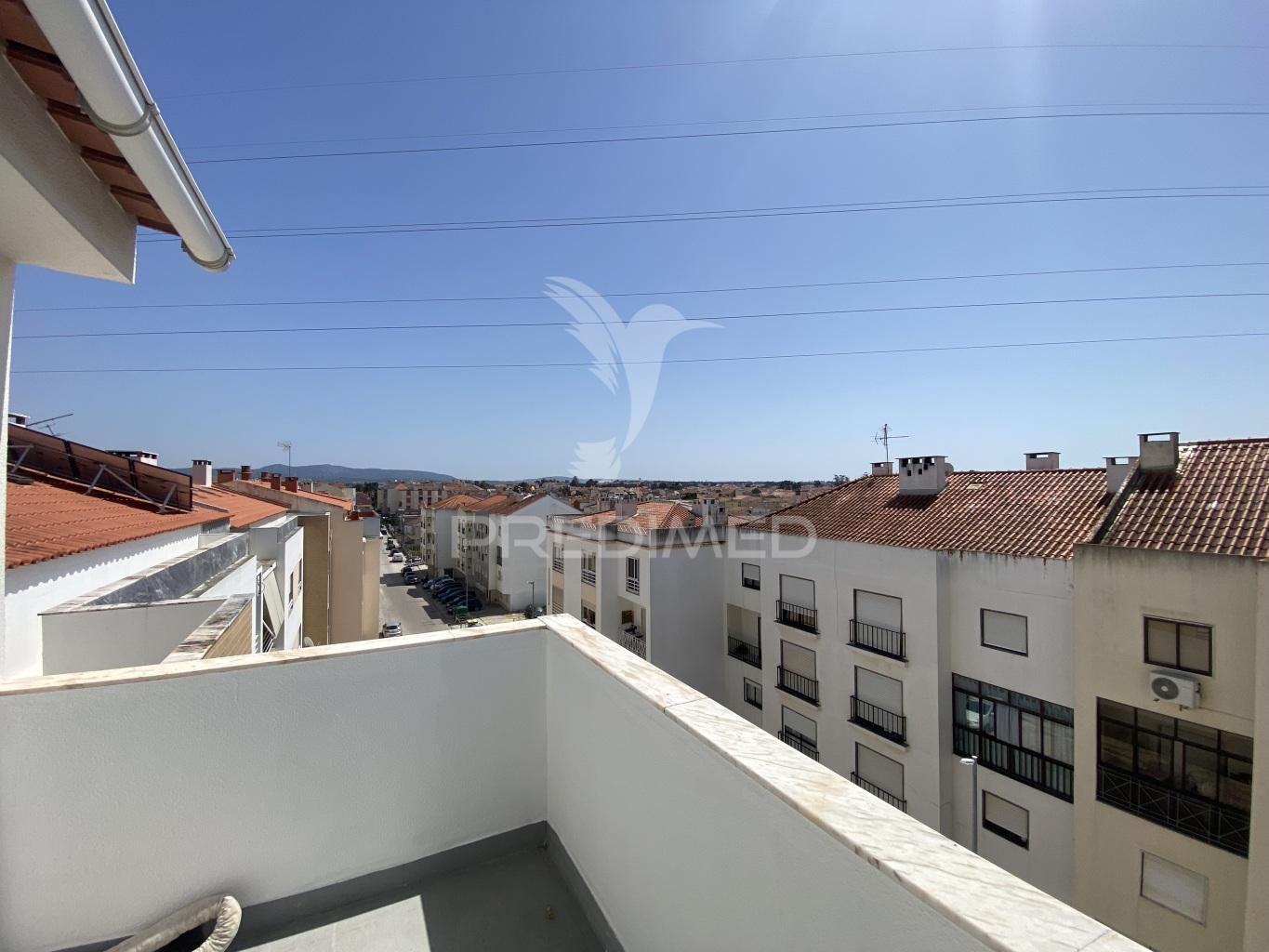 Excelente apartamento t4 duplex com terraço e vista serra – 3.º andar