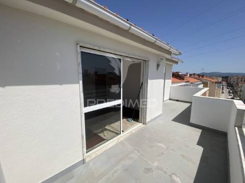 Excelente apartamento t4 duplex com terraço e vista serra – 3.º andar