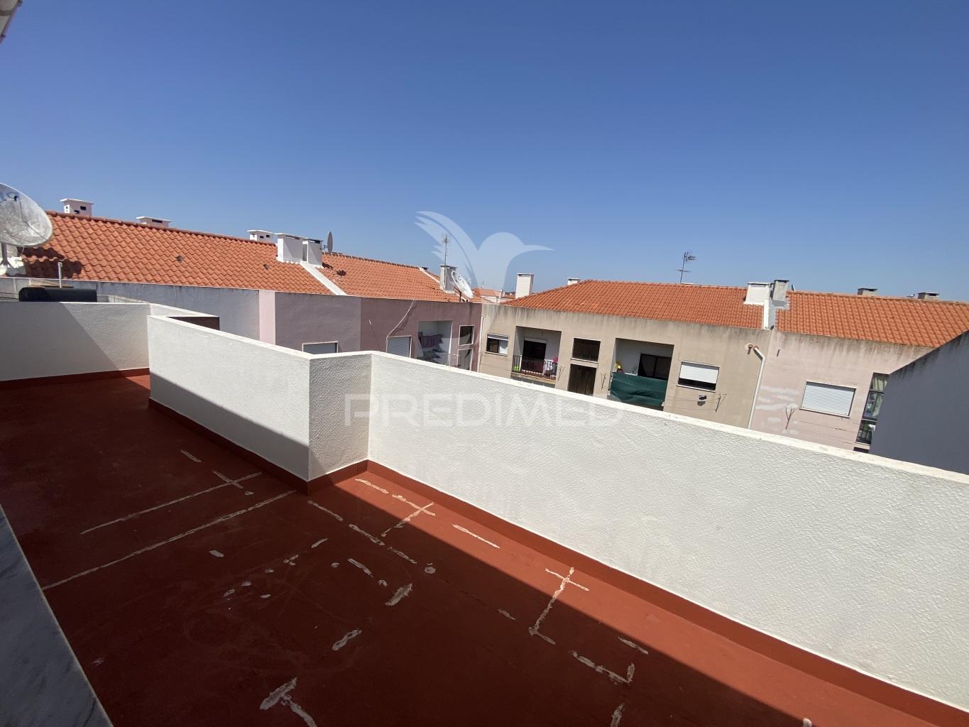 Excelente apartamento t4 duplex com terraço e vista serra – 3.º andar