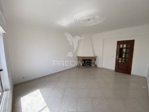 Excelente apartamento t4 duplex com terraço e vista serra – 3.º andar