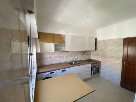 Excelente apartamento t4 duplex com terraço e vista serra – 3.º andar