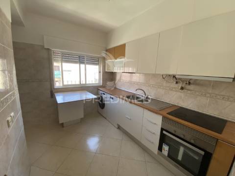 Excelente apartamento t4 duplex com terraço e vista serra – 3.º andar