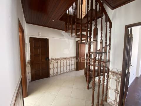 Excelente apartamento t4 duplex com terraço e vista serra – 3.º andar