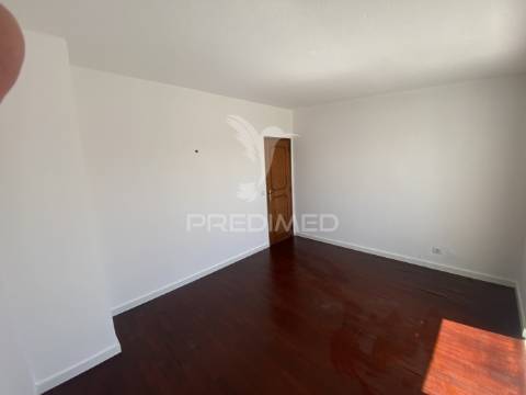 Excelente apartamento t4 duplex com terraço e vista serra – 3.º andar
