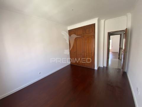 Excelente apartamento t4 duplex com terraço e vista serra – 3.º andar