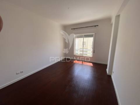 Excelente apartamento t4 duplex com terraço e vista serra – 3.º andar