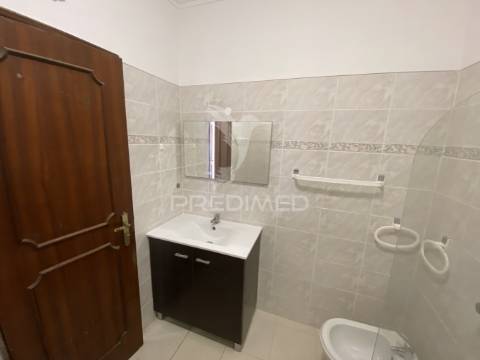 Excelente apartamento t4 duplex com terraço e vista serra – 3.º andar