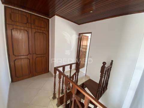 Excelente apartamento t4 duplex com terraço e vista serra – 3.º andar