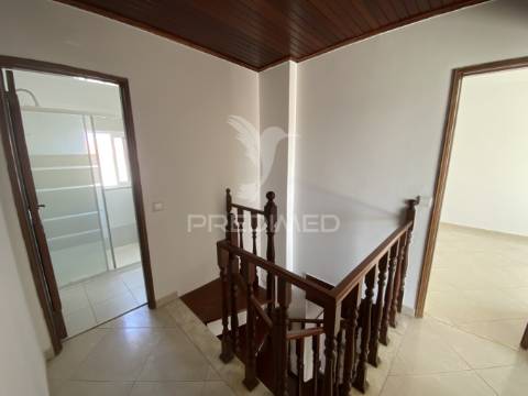 Excelente apartamento t4 duplex com terraço e vista serra – 3.º andar