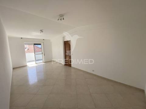 Excelente apartamento t4 duplex com terraço e vista serra – 3.º andar