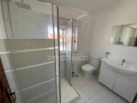 Excelente apartamento t4 duplex com terraço e vista serra – 3.º andar